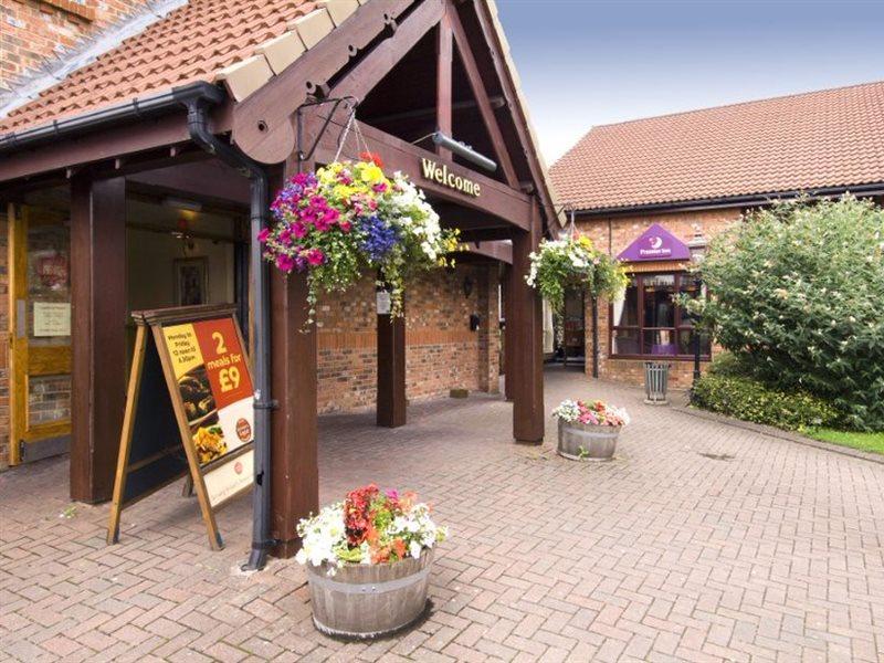 Premier Inn Manchester - Handforth Exteriör bild