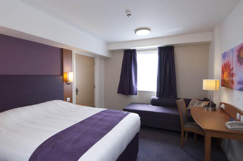 Premier Inn Manchester - Handforth Exteriör bild