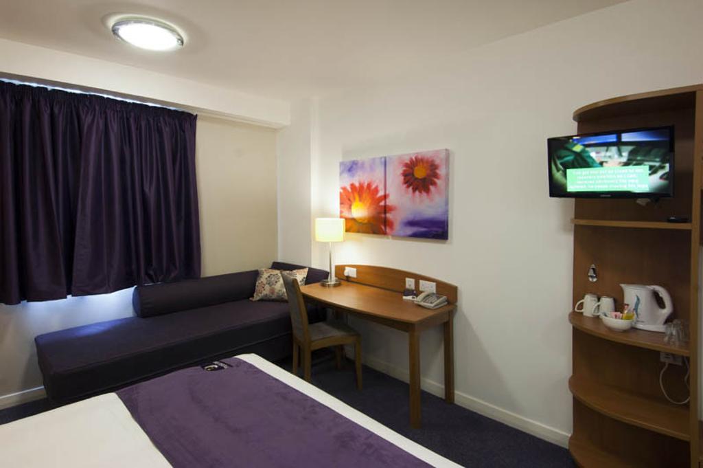 Premier Inn Manchester - Handforth Exteriör bild