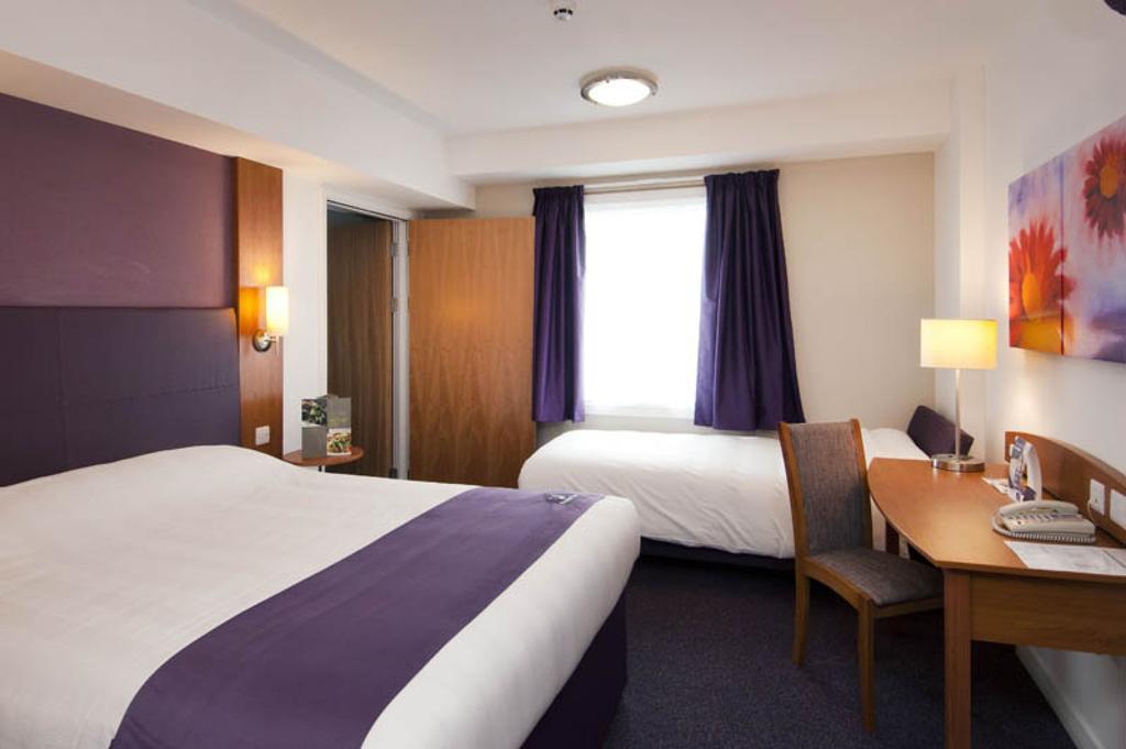 Premier Inn Manchester - Handforth Rum bild