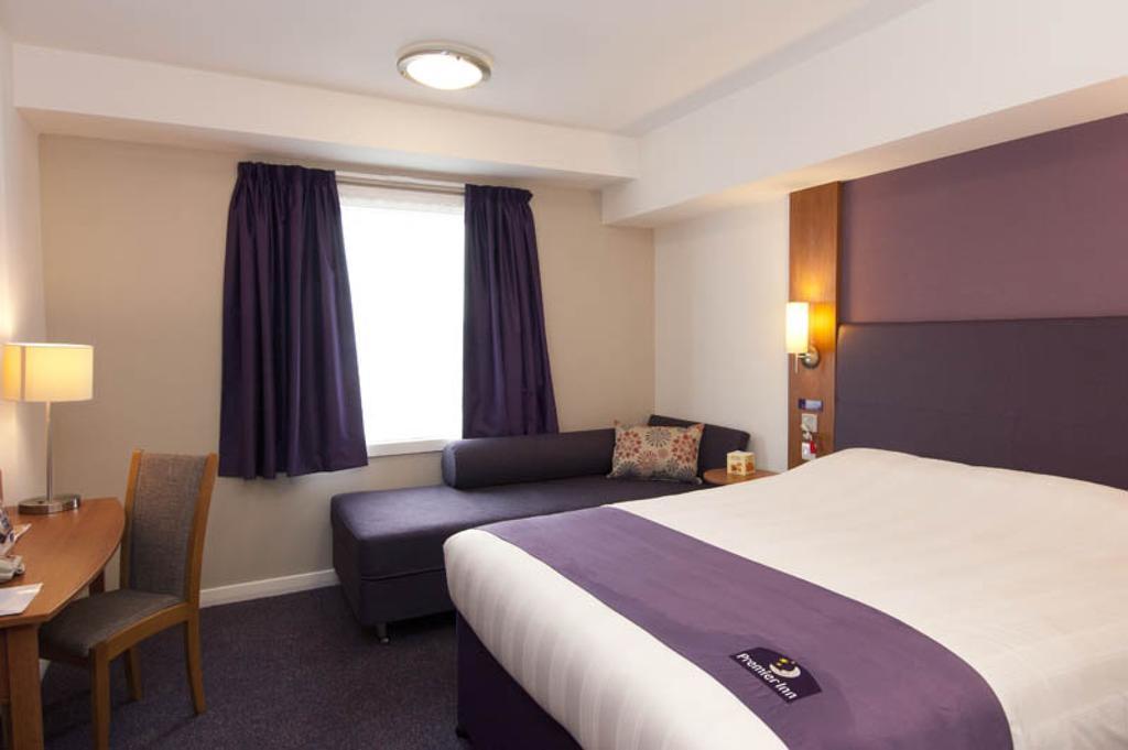 Premier Inn Manchester - Handforth Exteriör bild