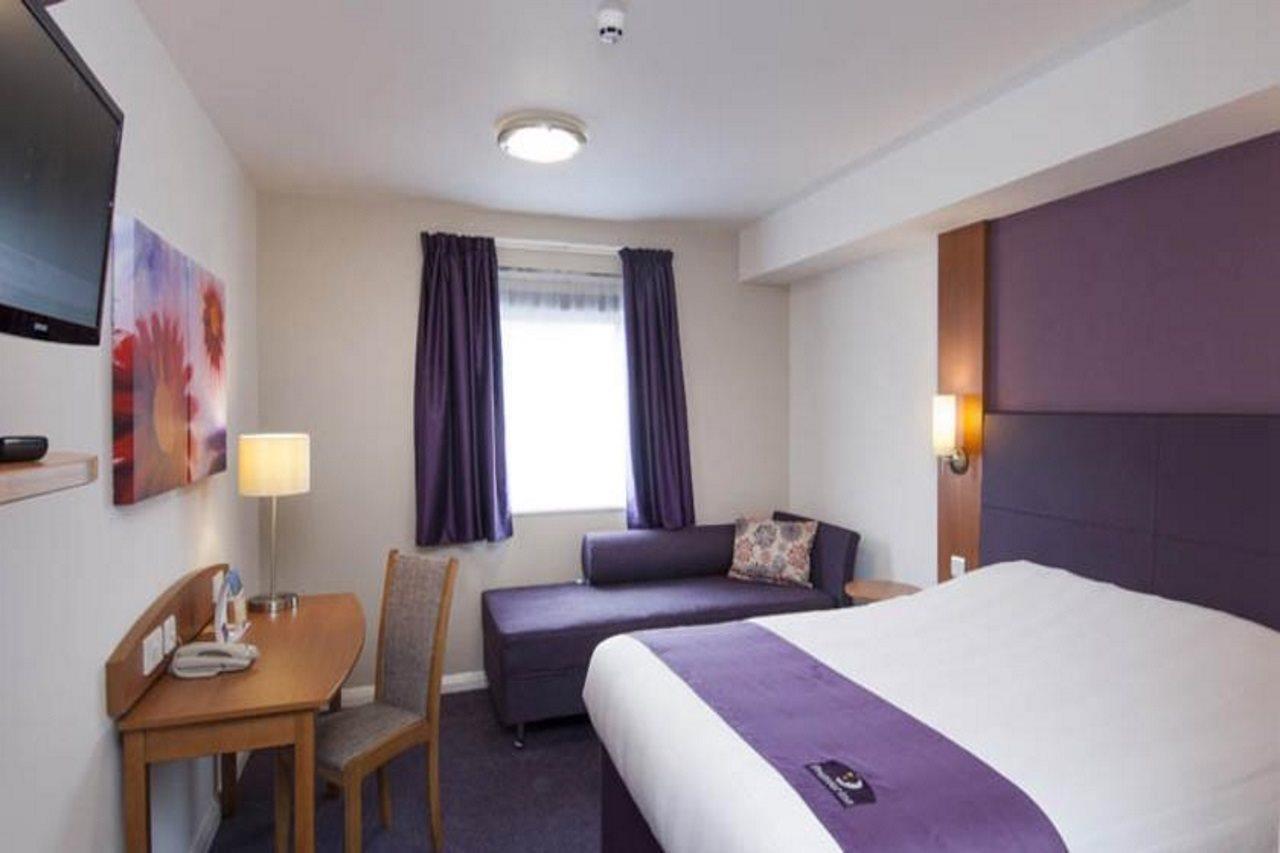 Premier Inn Manchester - Handforth Exteriör bild