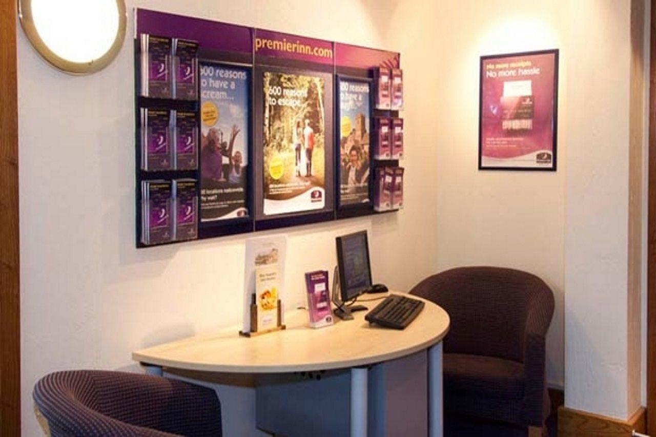 Premier Inn Manchester - Handforth Exteriör bild